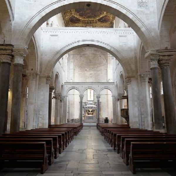Basilica San Nicola- Interno.jpg